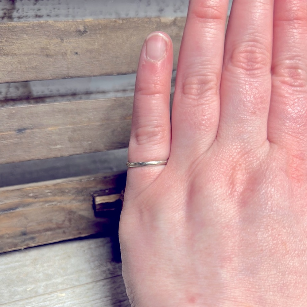 Elegant 14k white gold band ring - Picture 2 of 11